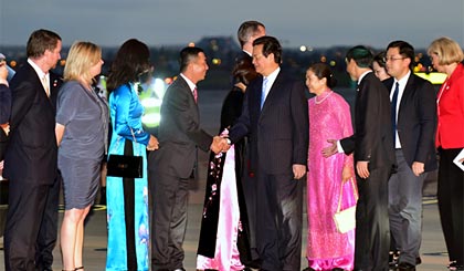 Đại diện cộng đồng người Việt Nam và học sinh, sinh viên Việt Nam đón Thủ tướng. Ảnh: VGP/Nhật Bắc