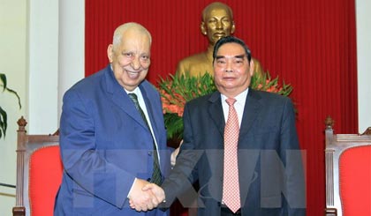 Thường trực Ban Bí thư Lê Hồng Anh tiếp Phó Chủ tịch Hội đồng Dân tộc Palestine Taysir Quba’a. Ảnh: An Đăng/TTXVN