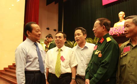 Bí thư Thành ủy TP. Hồ Chí Minh Lê Thanh Hải thăm hỏi những người có công. Ảnh:congan.com.vn