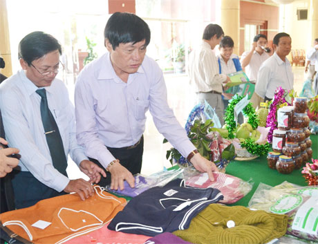 HTX đan len Chiến Thắng trưng bày, quảng bá sản phẩm bên cạnh các sản phẩm của các đơn vị kinh tế tập thể khác tại hội nghị chuyên đề về kinh tế tập thể.