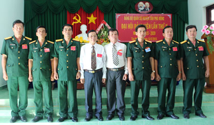 Ban chấp hành nhiệm kỳ 2015 - 2020 chụp ảnh lưu niệm với đại biểu cấp trên.