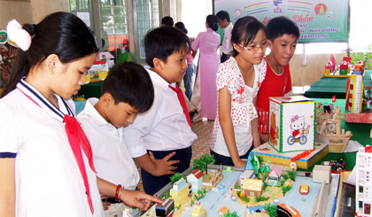 Trưng bày sản phẩm của Cuộc thi sáng tạo thanh, thiếu niên, nhi đồng năm 2008.