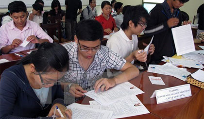Thí sinh làm hồ sơ dự thi đại học. Ảnh: Phương Vy/TTXVN