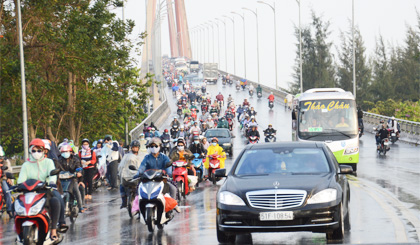 Giá xăng tăng và số ngày nghỉ lễ kéo dài đã đẩy chỉ số giá tiêu dùng tháng 5-2015 tăng.