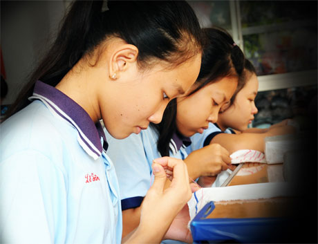 Các nữ sinh được học thêu.