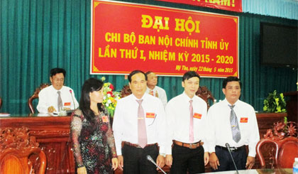 Chi ủy nhiệm kỳ mới ra mắt tại đại hội.