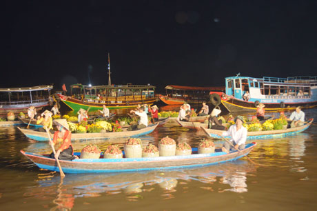 Tái dựng hình ảnh buôn bán sông nước trong đêm.