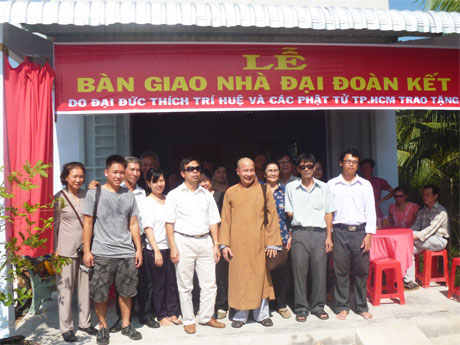 Bàn giao nhà tình thương cho hội viên Lê Quang Đạt, ngụ huyện Châu Thành.