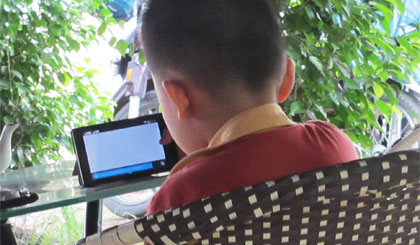 Trẻ chơi game sành điệu trong quán  cà phê.