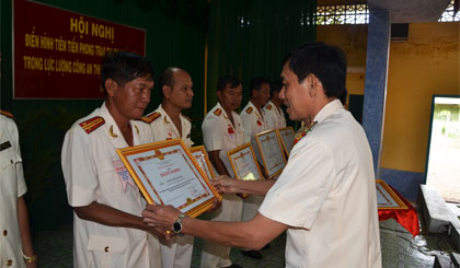Đại tá Nguyễn Hữu Trí trao thưởng các tập thể, cá nhân lập thành tích xuất sắc tại  Hội nghị điển hình tiên tiến phong trào thi đua “Vì ANTQ” của Công an TX. Gò Công.