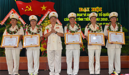 Thiếu tướng Nguyễn Quốc Diệp, Ủy viên Ban Thường vụ Tỉnh ủy -  Giám đốc Công an tỉnh trao thưởng cho tập thể điển hình tiên tiến được Bộ Công an  tặng Bằng khen. Ảnh: Đặng Thanh