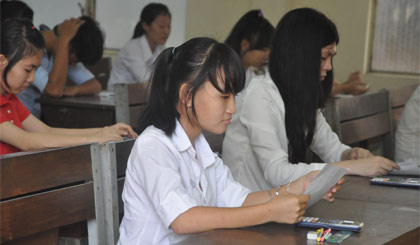 TS chuẩn bị bước vào môn thi đầu tiên.