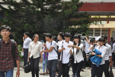 Kết thúc buổi thi đầu tiên, TS ra về với tâm trạng phấn khởi