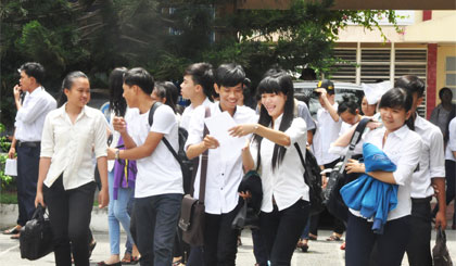 “Nóng” từ trong sân trường thi...