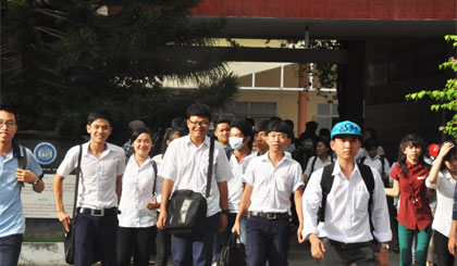Hoàn thành tốt bài thi, nhiều TS ra về với tâm trạng thoải mái.