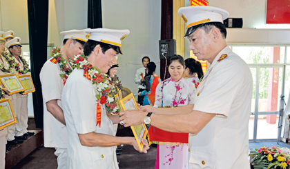 Đại tá Phạm Ngọc Khương, Phó Giám đốc Công an tỉnh trao Giấy khen của Giám đốc Công an tỉnh và tặng hoa tuyên dương Trung tá  Dương Thanh Hùng tại Đại hội thi đua “Vì ANTQ”, giai đoạn 2010-2015.