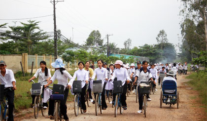Học sinh chạy hàng ba, hàng tư vi phạm quy định ATGT.