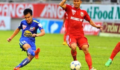 Thanh Tung (in blue) scored a double in HA.GL’s 2-1 victory on Sunday.