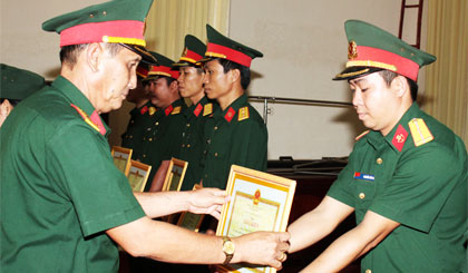 Đại tá Huỳnh Văn Ba, Phó Chỉ huy trưởng Bộ Chỉ huy Quân sự tỉnh trao thưởng cho Trung úy Nguyễn Tấn Thọ tại Hội nghị gặp mặt biểu dương, khen thưởng điển hình tiên tiến “Học tập và làm theo tấm gương đạo đức Hồ Chí Minh” năm 2014.