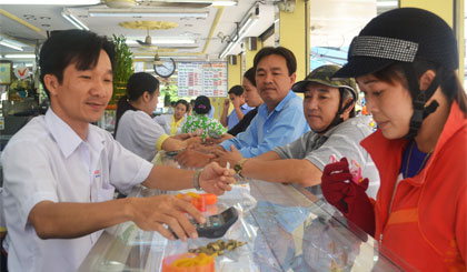 Người dân cẩn cân nhắc thận trọng khi  quyết định mua hay bán vàng trong thời điểm này.