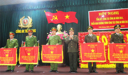 Trao Cờ thi đua xuất sắc của Bộ Công an cho 5 tập thể có thành tích xuất sắc trong năm 2014.                                         Ảnh: HOÀI THU