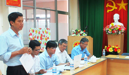 Ông Trần Văn Toàn, Phó Chánh Thanh tra Sở Tài nguyên và Môi trường  báo cáo kết quả xác minh khiếu nại của ông Nguyễn Nghĩa Hùng.