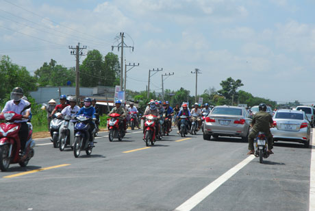Những dòng người đầu tiên chạy xe lên cầu để  tham quan