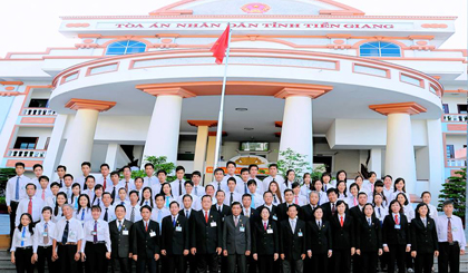 Tập thể cán bộ, công chức TAND tỉnh Tiền Giang (tháng 6-2015).