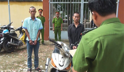 2 đối tượng Lê Trương Hoàng Ẩn, Trần Nhựt Hiền và tang vật. 