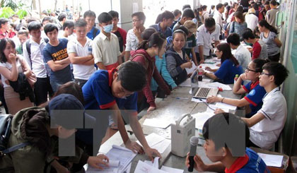 Thí sinh làm thủ tục dự tuyển đại học năm 2015. (Ảnh: Phương Vy/TTXVN)