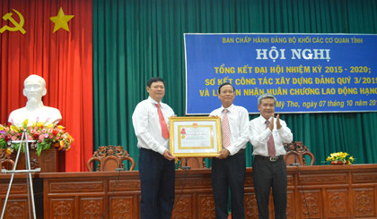 Thừa ủy quyền của Chủ tịch nước, ông Trần Long Thôn - Ủy viên Ban Thường vụ Tỉnh ủy, Trưởng Ban Dân Vận Tỉnh ủy trao Huân chương Lao động hạng Nhì cho Đảng bộ Khối. Ảnh: Như Lam.