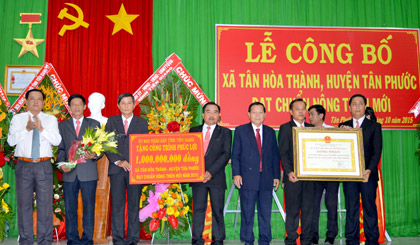 Chủ tịch UBND tỉnh Nguyễn Văn Khang và Phó Chủ tịch UBND tỉnh Lê Văn Nghĩa trao Bằng Công nhận và tặng công trình phúc lợi trị giá 1 tỷ đồng của UBND tỉnh cho xã đạt chuẩn NTM Tân Hòa Thành.