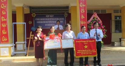 à Đỗ Thị Hương Thu, Phó Chánh Văn phòng UBND tỉnh trao Cờ thi đua dạy tốt học tốt hàng Ba và trao bằng công nhận “Trường đạt chuẩn quốc gia” cho lãnh đạo Trường THCS Nguyễn Tuấn Việt