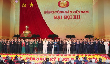 Ban Chấp hành Trung ương khóa XII ra mắt Đại hội. Nguồn: TTXVN