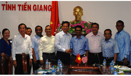 Ông Nguyễn Thành Diệu, Phó Giám đốc Sở Ngoại vụ thân mật tiếp Đoàn cán bộ Hội đồng thành phố Petaling Jaya (Malaysia).