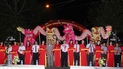 Leaders of city cut the opening ribbon of My Tho’s Spring flower market