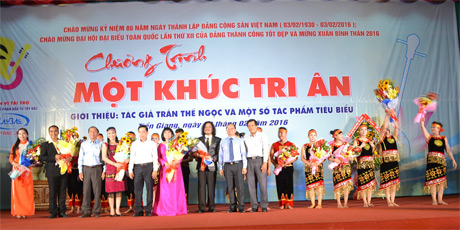 Tác giả Trần Thế Ngọc tặng hoa các nghệ sĩ, ca sĩ.