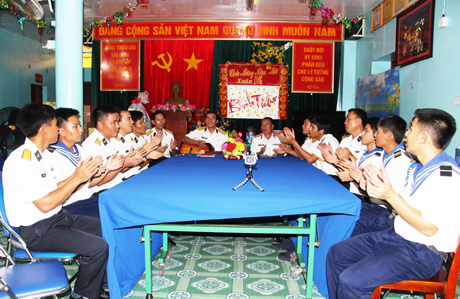 Những ngày lễ, tết, cán bộ, chiến sĩ nhà giàn thường hòa cùng giọng hát để vơi đi nỗi nhớ nhà, nhớ người thân.
