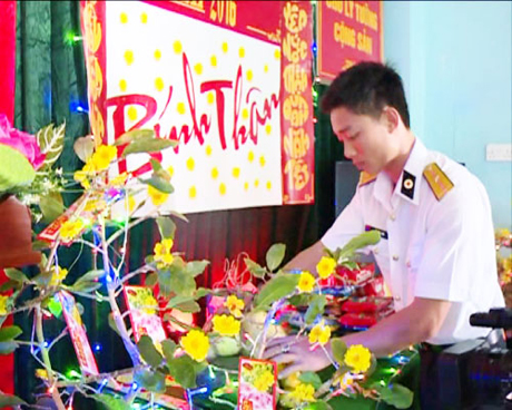 Trang trí cây mai vàng, mâm ngũ quả để vui Xuân,  đón Tết Nguyên đán Bính Thân 2016.
