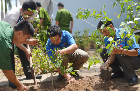 Đoàn viên Báo Ấp Bắc tham gia trồng cây xanh tại Đồn Biên phòng Phú Tân, huyện Tân Phú Đông.