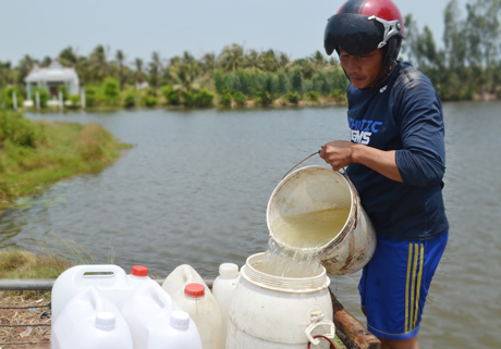 Giữa trưa nắng gắt, người dân vẫn tranh thủ đến ao nước ấp Tân Xuân, xã Tân Phú, huyện Tân Phú Đông để chở nước.