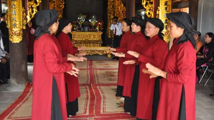 Xoan singing performance (Photo by Huu Chi)