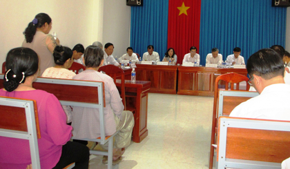Đại diện người dân trình bày với lãnh đạo tỉnh, huyện tại buổi tiếp công dân.