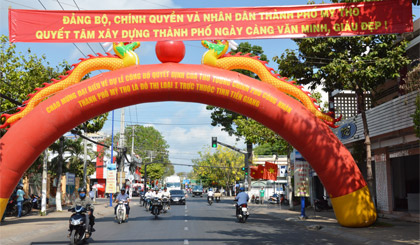 Đường phố TP. Mỹ Tho được trang hoàng rực rỡ chào mừng Lễ công bố quyết định công nhận đô thị loại I  trực thuộc tỉnh. Ảnh: Vân Anh