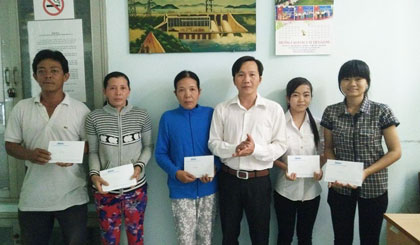 Ông Nguyễn Trọng Tấn, Phó Tổng Biên tập Báo Ấp Bắc trao  học bổng