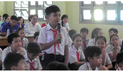 Học sinh trao đổi với thầy, cô giáo tại diễn đàn.