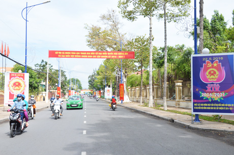 Đường Rạch Gầm rực rỡ với nhiều băng rôn tuyên truyền.