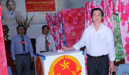 Ông Nguyễn Văn Danh, Ủy viên BCH Trung ương Đảng, Bí thư Tỉnh ủy bỏ phiếu tại Tổ bầu cử số 1, ấp Cá, thị trấn Tân Hiệp, huyện Châu Thành.