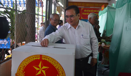 Ông Võ Văn Bình, Phó Bí thư Tỉnh ủy bỏ phiếu tại Tổ bầu cử số 6, phường 1, TP. Mỹ Tho.