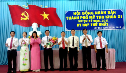 ông Đặng Thanh Liêm ( người cầm hoa ) đắc cử chức vụ Chủ tịch HĐND TP Mỹ Tho khóa XI nhiệm kỳ 2016-2021.
